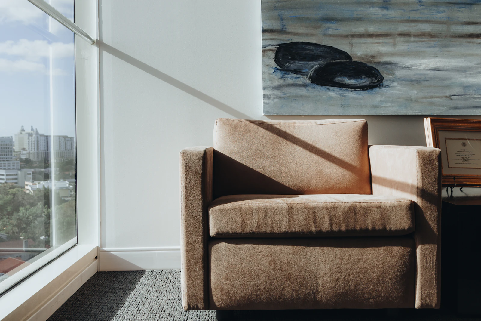 Fauteuil beige dans un cabinet de consultation - ambiance psychopratique.