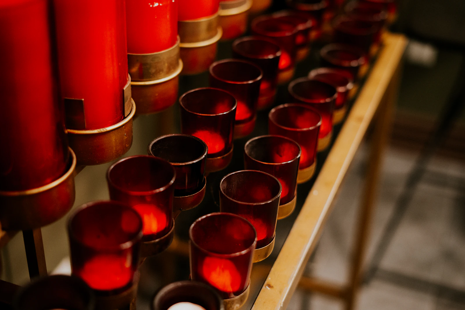 Rangée de bougies votives allumées - ambiance énergétique et rituelle.